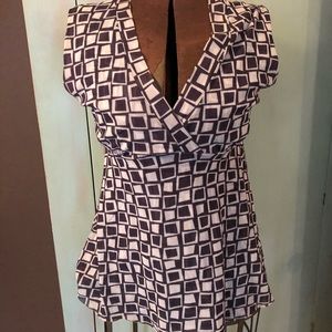 Sleeveless top fun geometric pattern